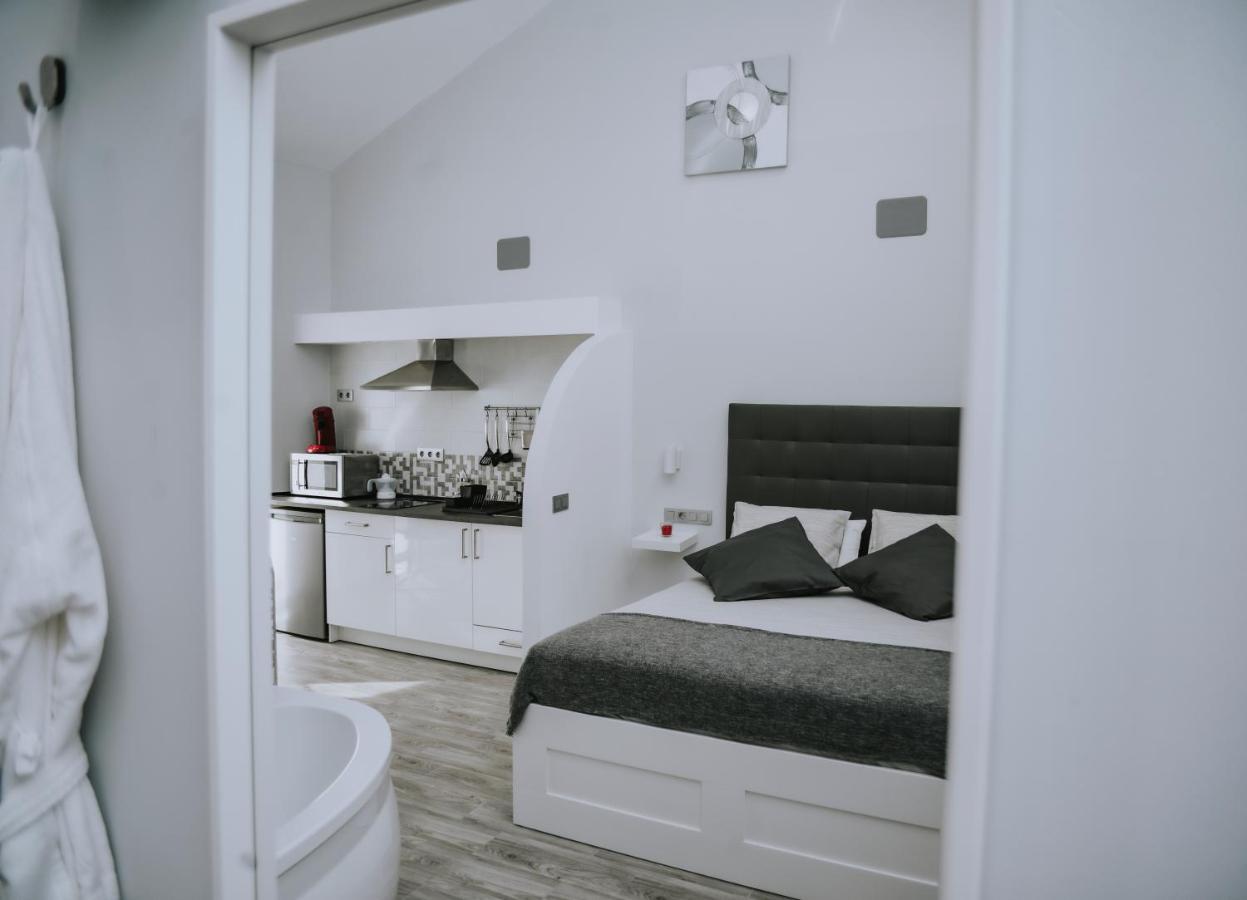 Eres Emerita "Apartamentos & Suites" Merida Bagian luar foto